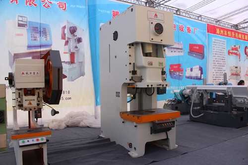 威力重工機(jī)床產(chǎn)品亮相2015上海（虹橋）國際機(jī)床