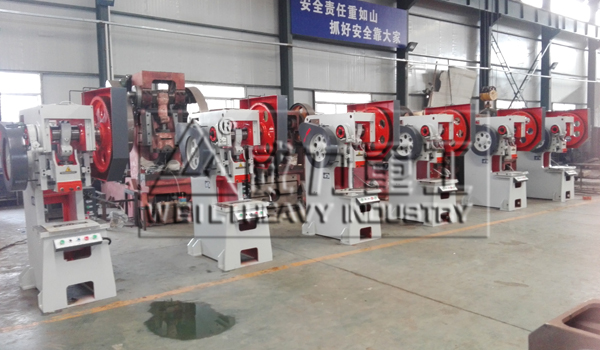 山東沖床廠-山東威力重工研制的25噸沖壓機床新型模具定位裝置是由定位標尺、移動主架及調節螺栓糾合而成，